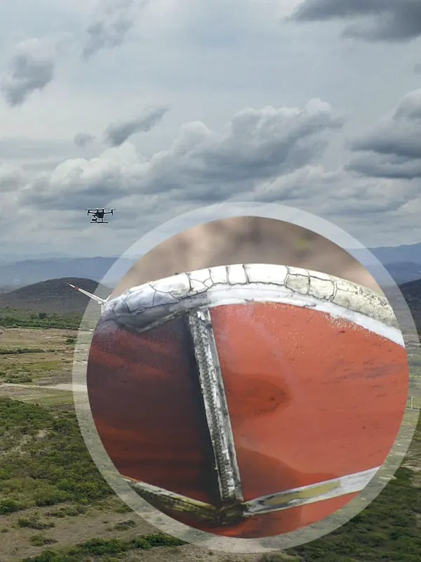 Dron inspeccionando una pala de aerogenerador, con acercamiento a un daño en el borde