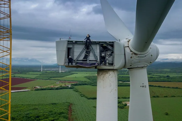 Técnicos en la góndola de un aerogenerador