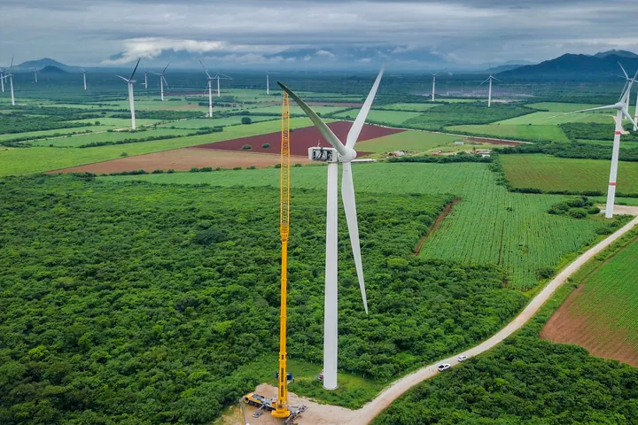 Grúa en un parque eólico, vista aérea
