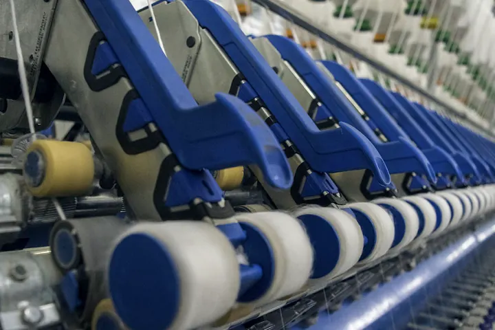 Máquinas de hilatura en una planta textil